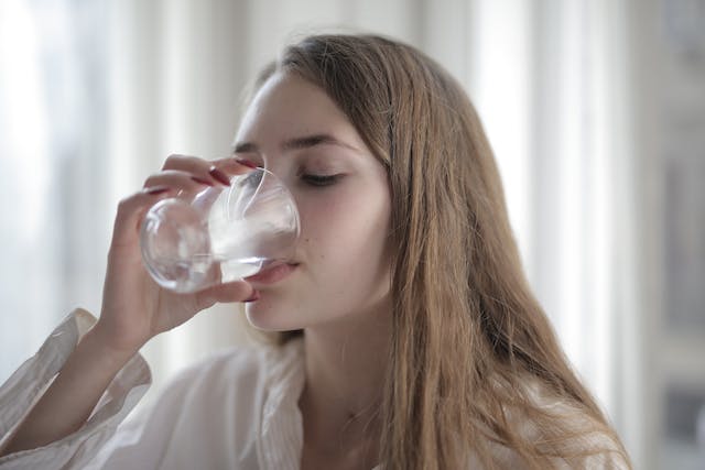 manfaat minum air putih banyak untuk wajah